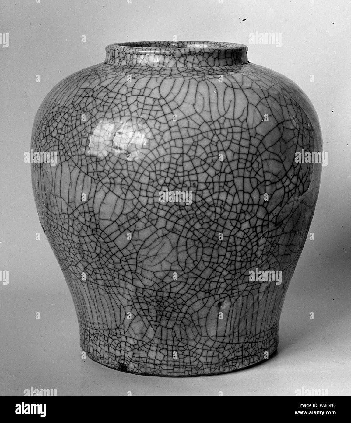 Jar. Culture : la Chine. Dimensions : H. 8 3/8 in. (21,3 cm) ; W. 7 3/4 in. (19,7 cm). Date : le 15e siècle. Musée : Metropolitan Museum of Art, New York, USA. Banque D'Images