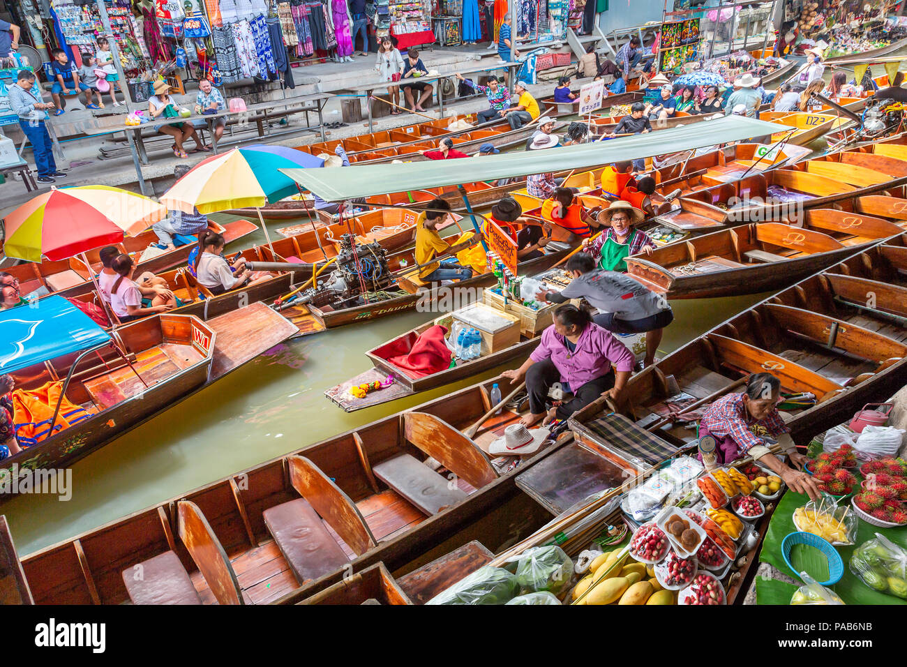 Marché flottant avec fruits, légumes et différents articles vendus dans de petites embarcations, dans Damnoen Saduak, Thaïlande Banque D'Images