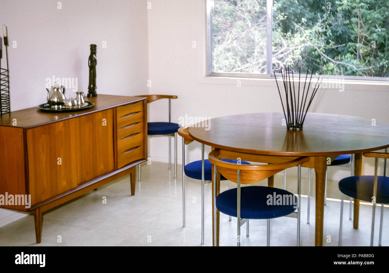 Mobilier de salle à manger danois en teck de style scandinave, table et  chaises et buffets, dans un intérieur de maison aux Etats-Unis dans les années  1960 Photo Stock - Alamy