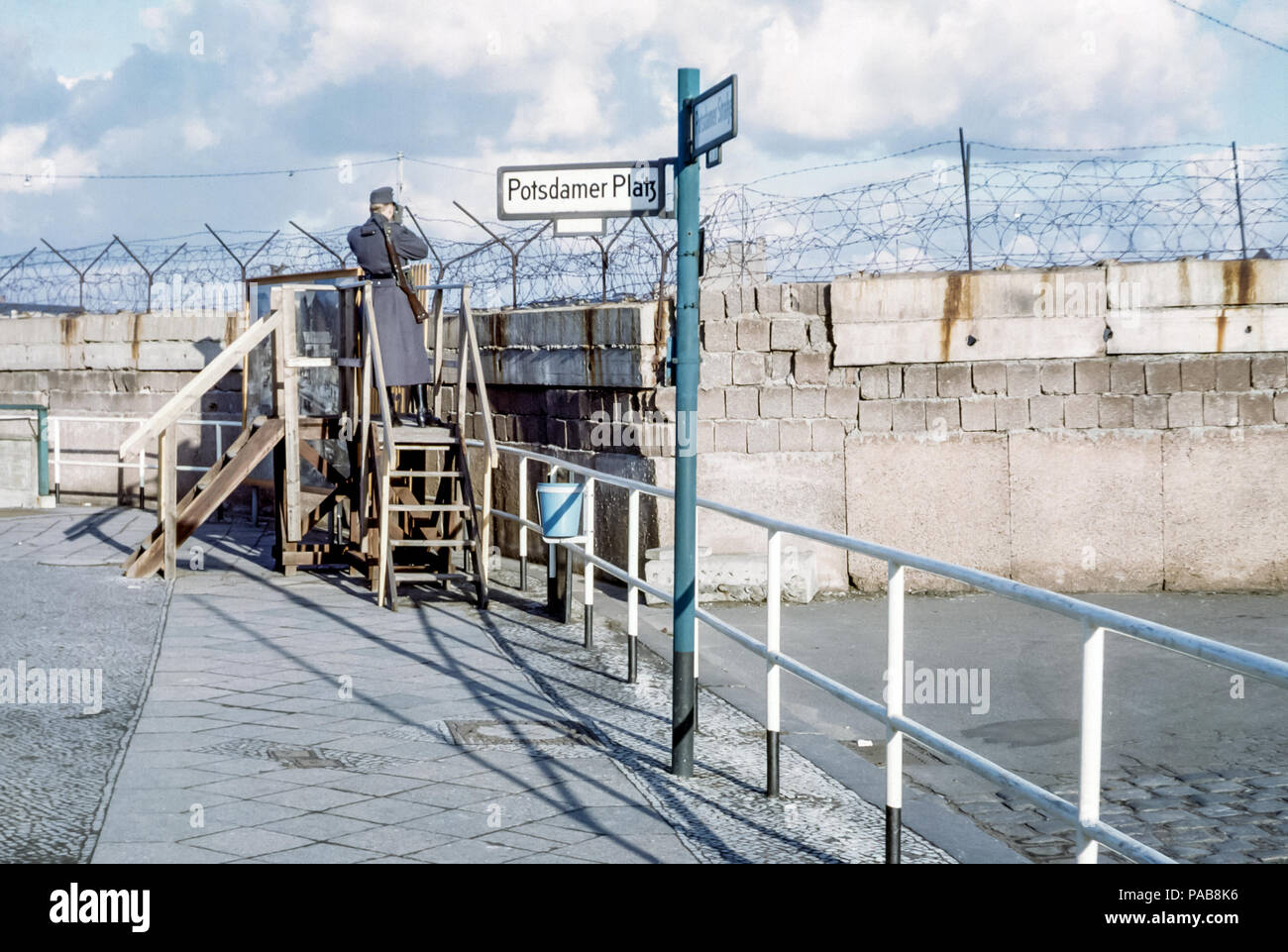 Le mur de Berlin, Potsdamer Platz, Allemagne de l'Ouest avec garde armée allemande avec fusil gardant la montre à travers barbelés vers l'Allemagne de l'est, l'Europe dans les années 1960 Banque D'Images