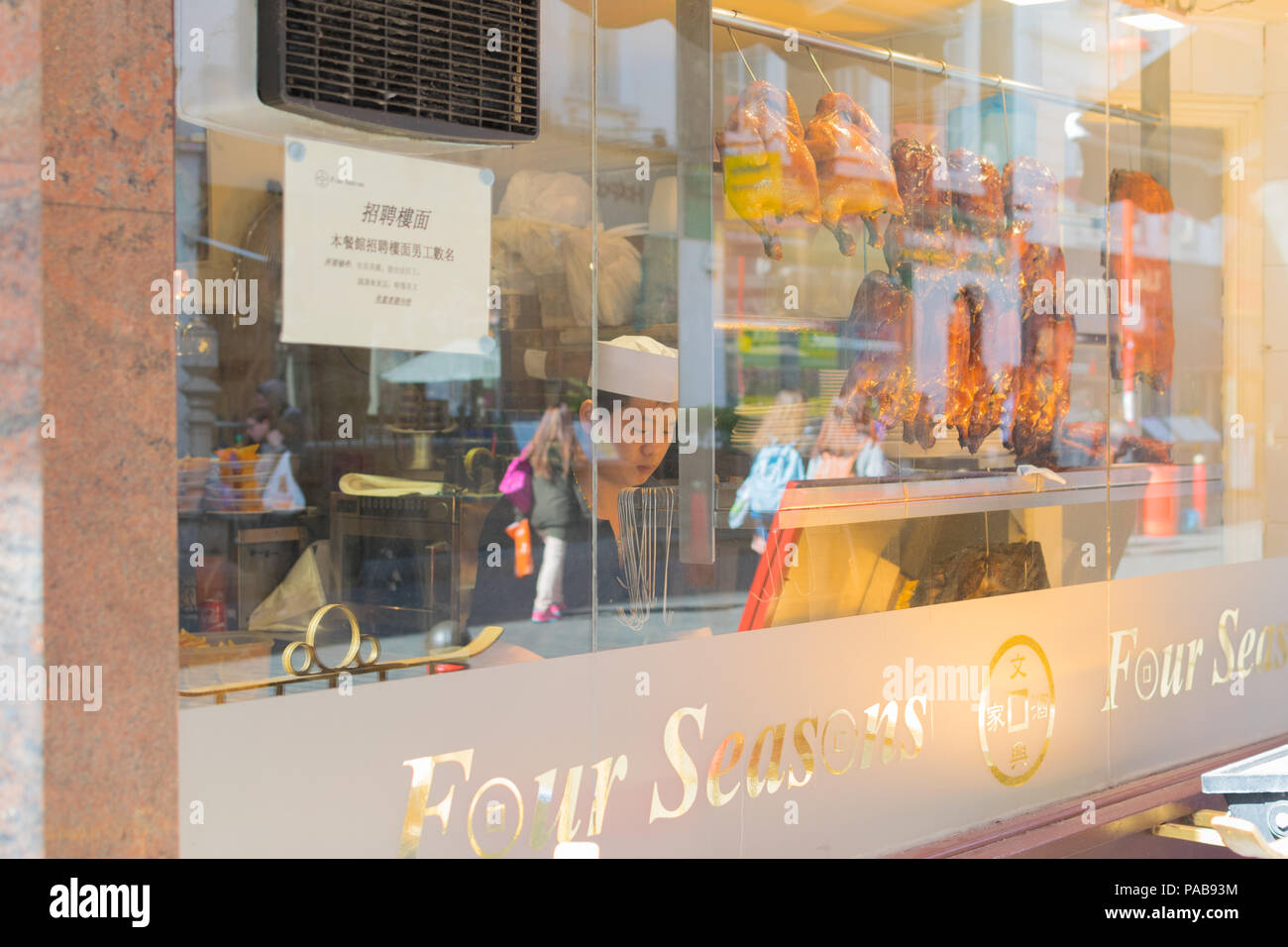 Cuisinier au travail, un restaurant chinois, Londres Banque D'Images