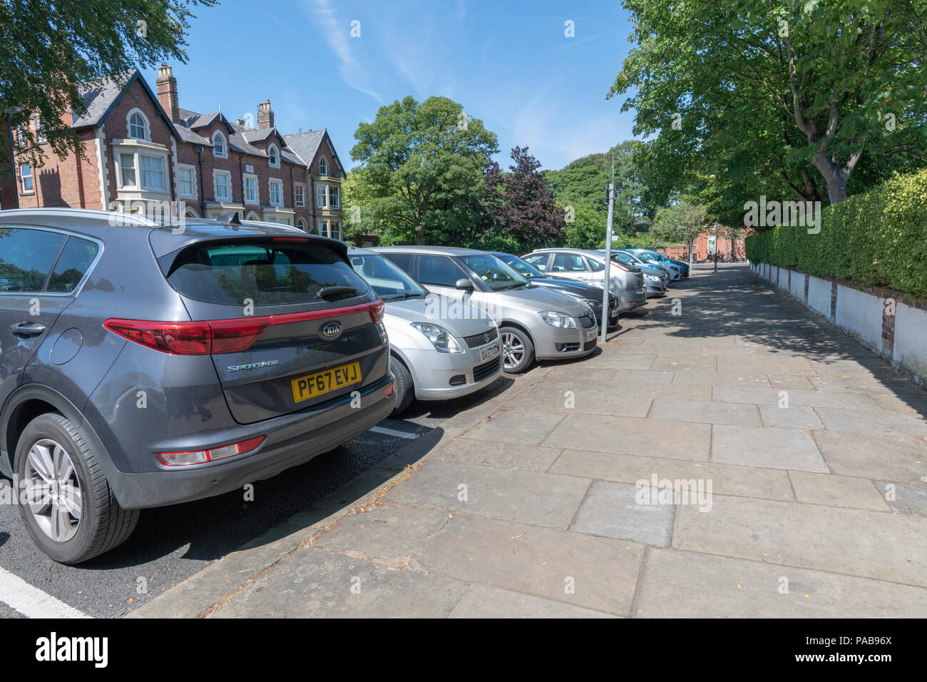 Rangée de voitures garées perpendiculairement à la chaussée dans une rue latérale à Lytham, Lancashire Banque D'Images