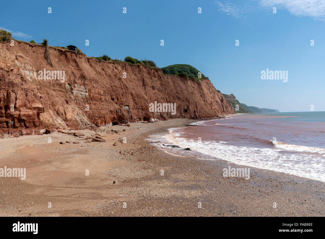 Une station balnéaire Sidmouth dans l'est du Devon, Angleterre, Royaume-Uni. Les falaises rouges de Salcombe Hill Banque D'Images