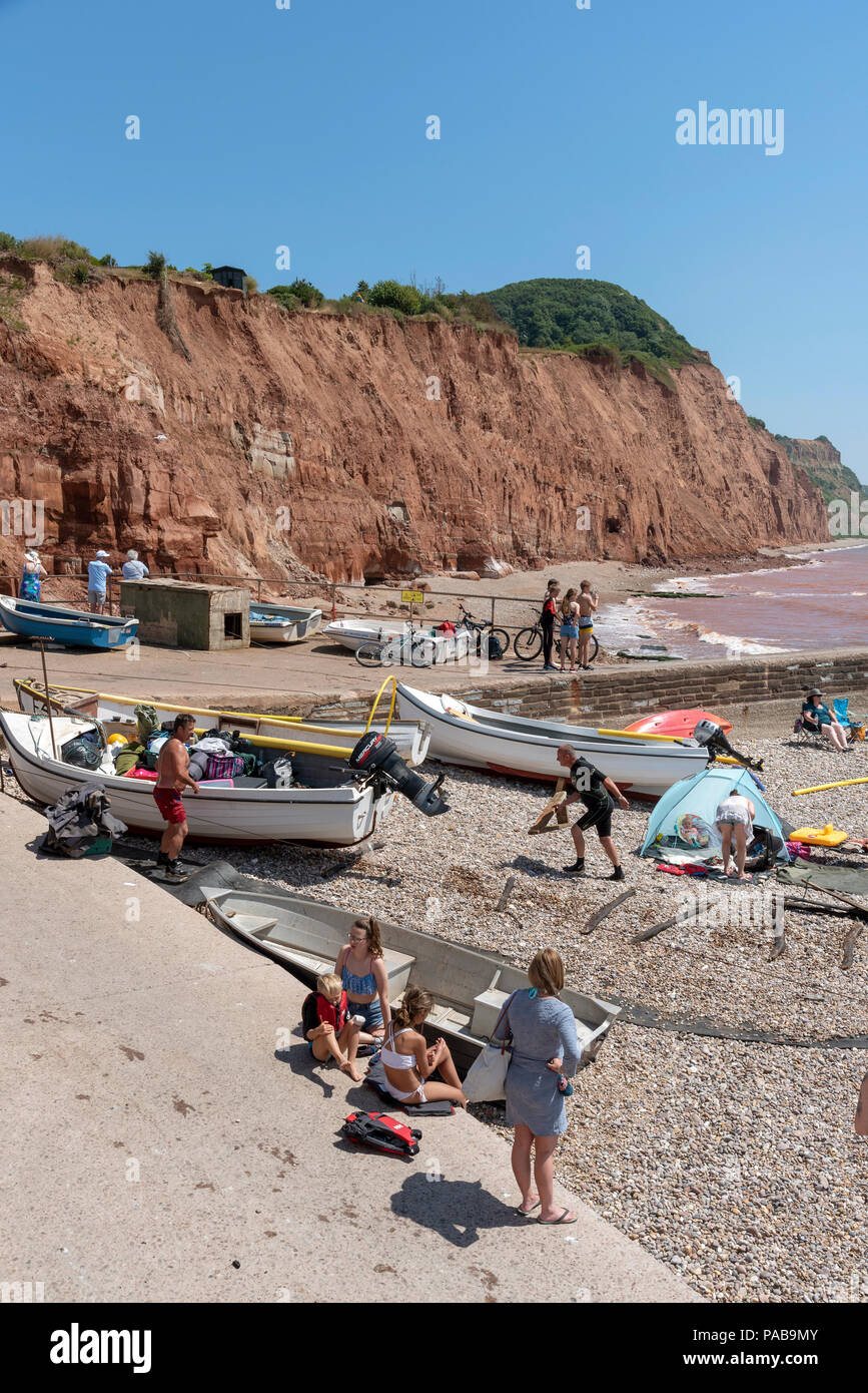 Une station balnéaire Sidmouth dans l'est du Devon, Angleterre, Royaume-Uni. Le front de mer, plage et falaises rouges de Salcombe Hill à l'est de la ville. Banque D'Images