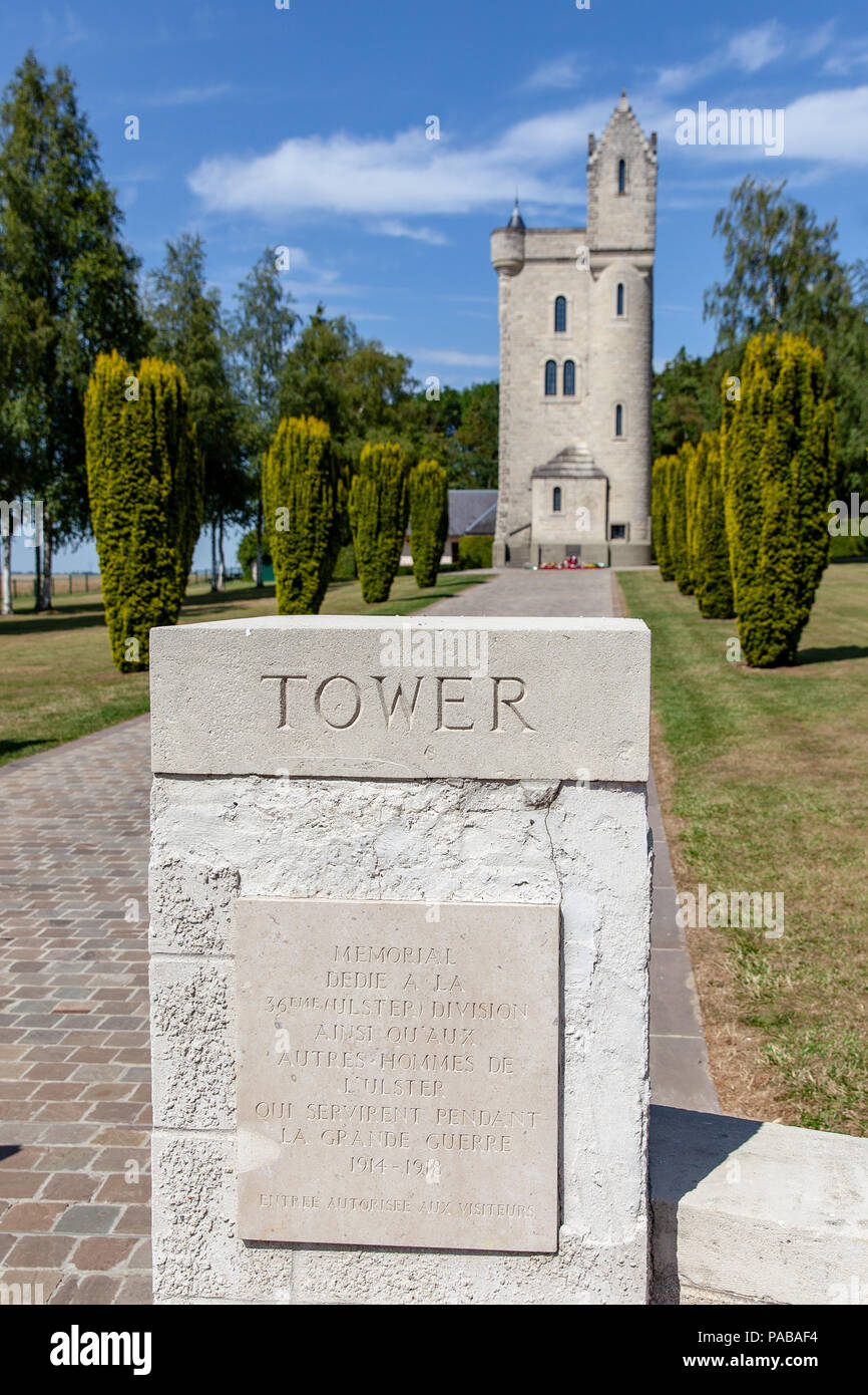 Mémorial de Thiepval, La Tour d'Ulster Memorial, département de la Somme,Hauts-de-France, France. 2e juillet 2018. L'Ulster Memorial Tower est un champ de bataille de la Somme et moi Banque D'Images