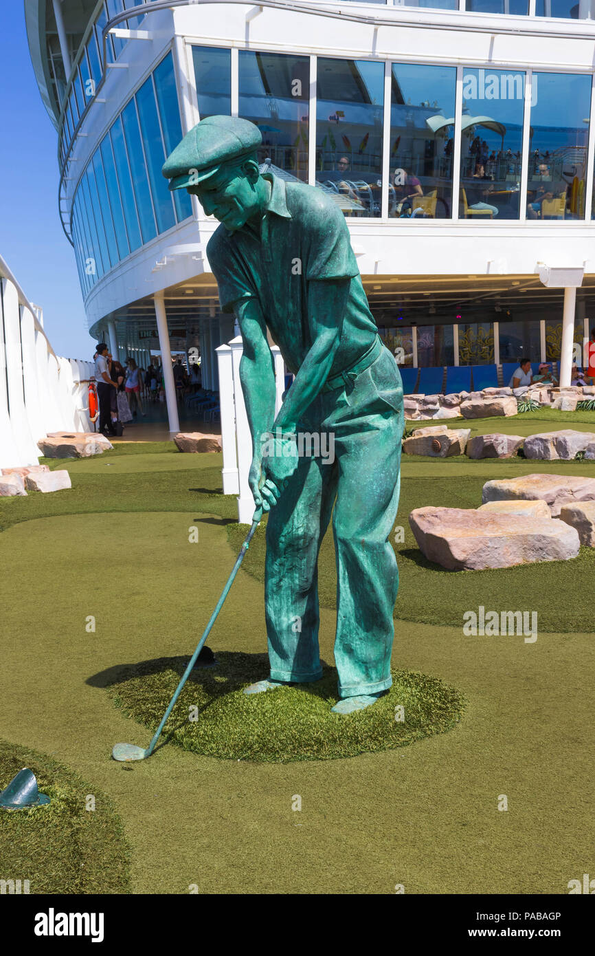 Cap Canaveral, États-Unis - 30 Avril 2018 : le pont supérieur avec .mini-golf cour à un paquebot de croisière ou d'un navire Oasis of the Seas de Royal Caribbean Banque D'Images