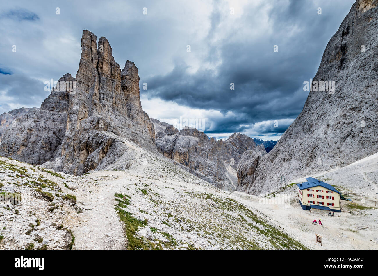 Strada de Catinaccio Rosengarten Torri en massif. Belle vue sur montagnes des Dolomites, Alto Adige, le Tyrol du Sud, Italie Banque D'Images