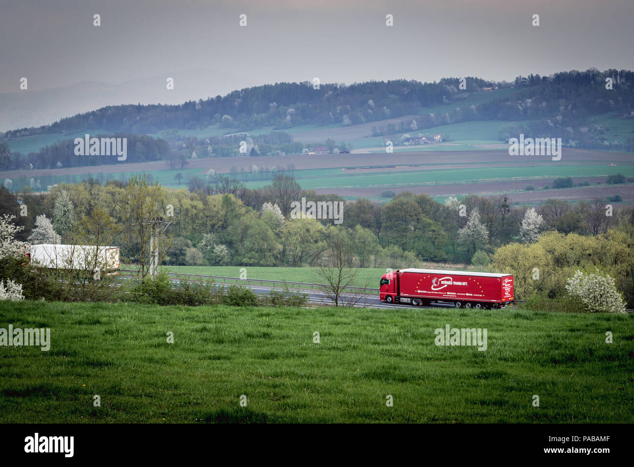 Les camions de l'autoroute de l'AIIO S52 près de Bielsko-Biala city en voïvodie de Silésie de Pologne Banque D'Images