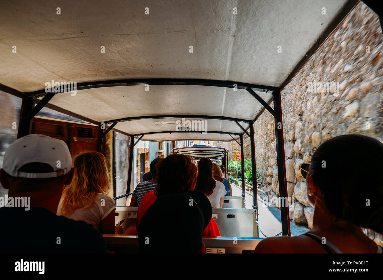 Tarragone, Espagne - 11 juillet 2018 : grand angle de visualisation de l'intérieur d'un train d'excursion touristique dans le centre historique de Tarragone, Catalogne, Espagne Banque D'Images