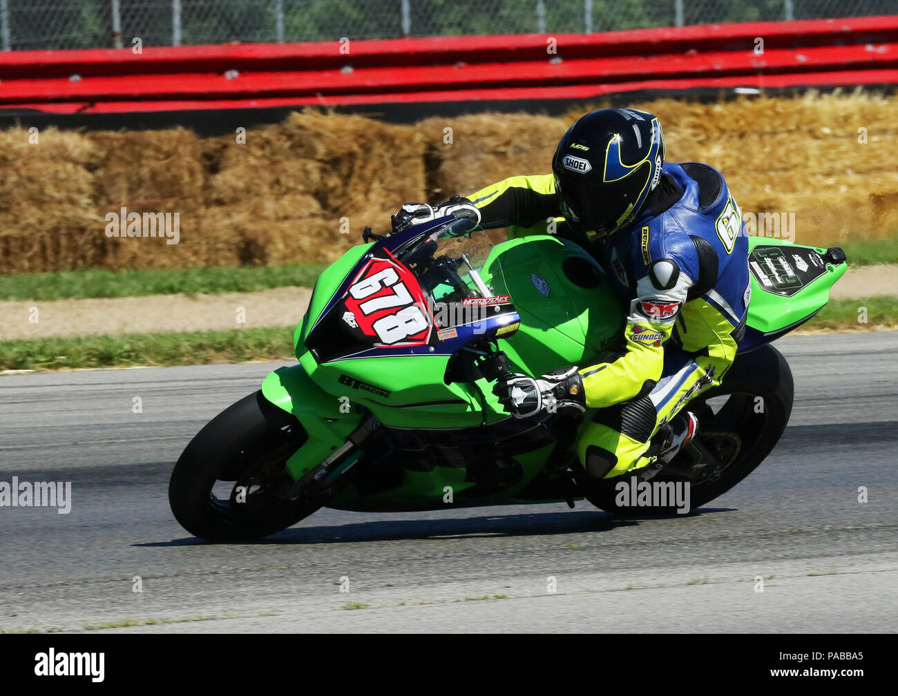 678 moto avec logos y compris BT Shoei, course, zoomer, Sunoco, Dunlop. American Association Moto Moto Vintage Jours 2018 événement. Moto Banque D'Images
