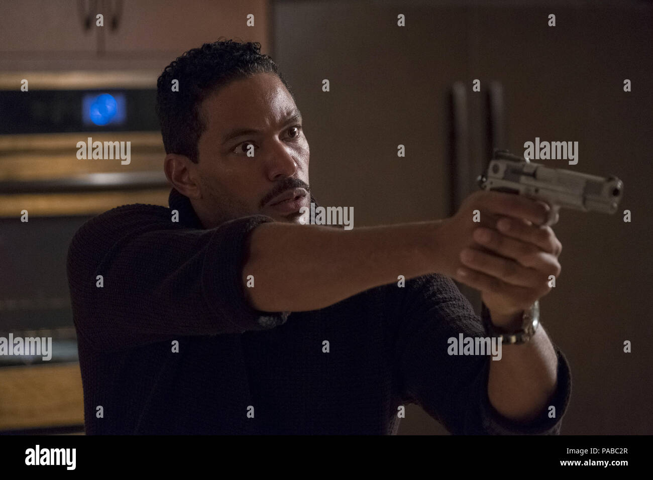 DATE DE SORTIE : Titre : Avril 20, 2018 Studio : Global Road Entertainment Réalisateur : Deon Taylor RÉSUMÉ : un couple pour un week-end romantique dans les montagnes sont abordées par un gang de motards. Seul dans les montagnes, Brea et John doit se défendre contre la bande, qui ne reculera devant rien pour protéger leurs secrets. Avec : LAZ ALONSO comme Darren Cole. (Crédit Image : © Global Road Entertainment/photos) Banque D'Images