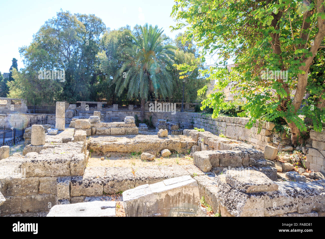 L'auberge de la langue auvergne ruines dans la vieille ville de Rhodes, Dodécanèse, Grèce Banque D'Images