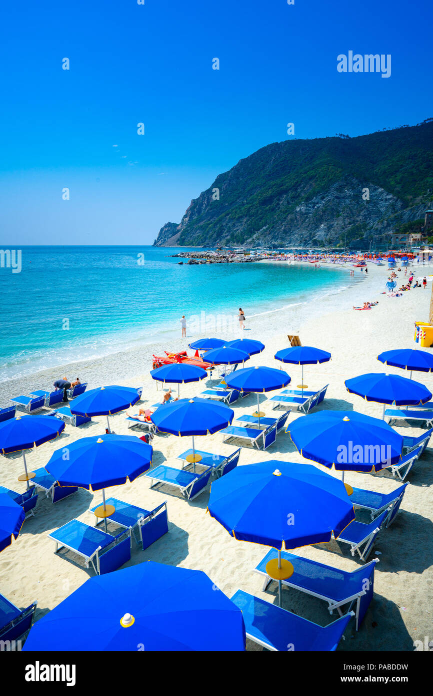 Des vacances ensoleillées à Fegina, Spaggia di Monterosso al Mare, Cinque Terre, ligurie, italie Banque D'Images