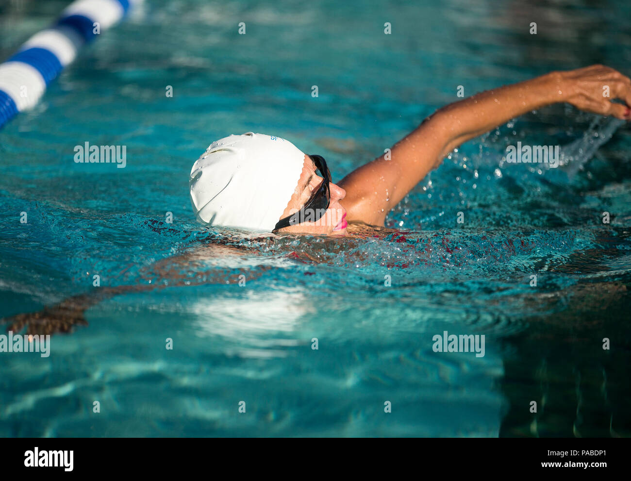 Femme de nager dans une piscine Banque D'Images