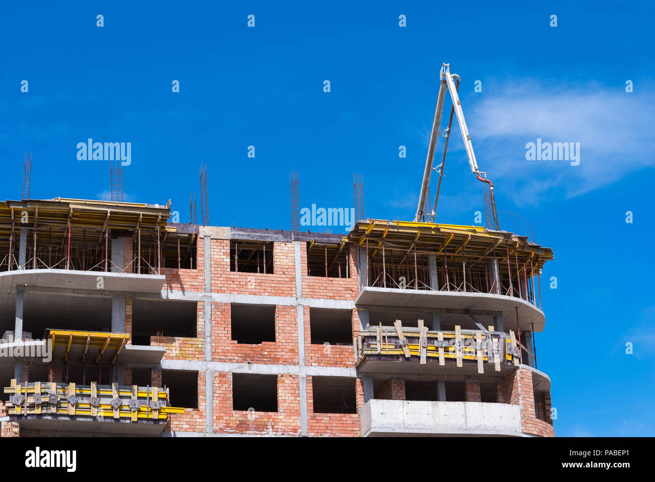 Bâtiment de construction automobile fonctionne avec pompe à béton. Banque D'Images