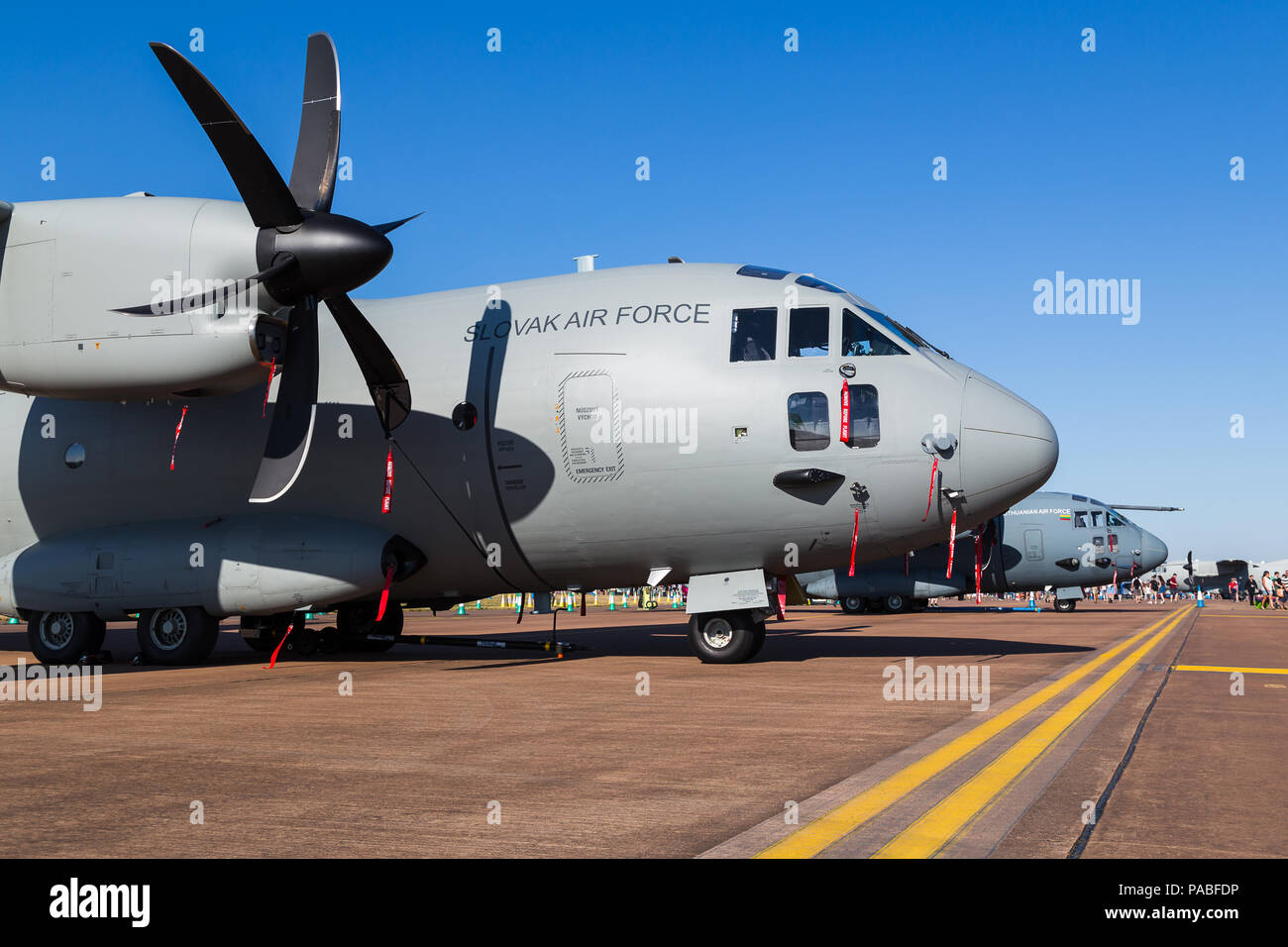 L'Armée de l'air slovaque C-27J Spartan suivant pour un exemple de l'Armée de l'air lituanienne photographié à la 2018 Royal International Air Tattoo à Fairford de la RAF dans Banque D'Images