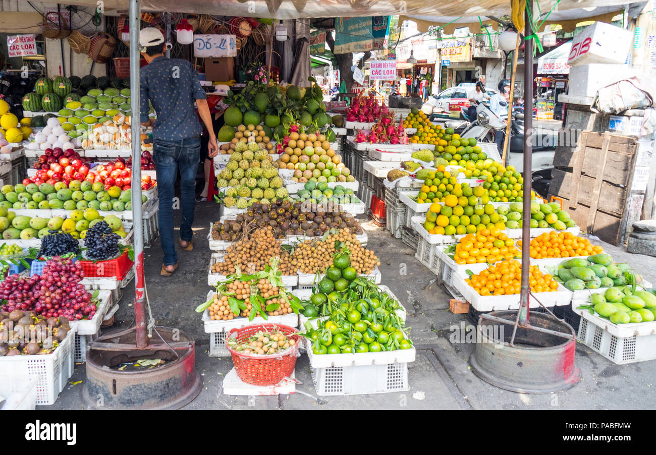 Un magasin vendant des fruits et légumes dans Pham Van Hai Market Ho Chi Minh City, Vietnam. Banque D'Images