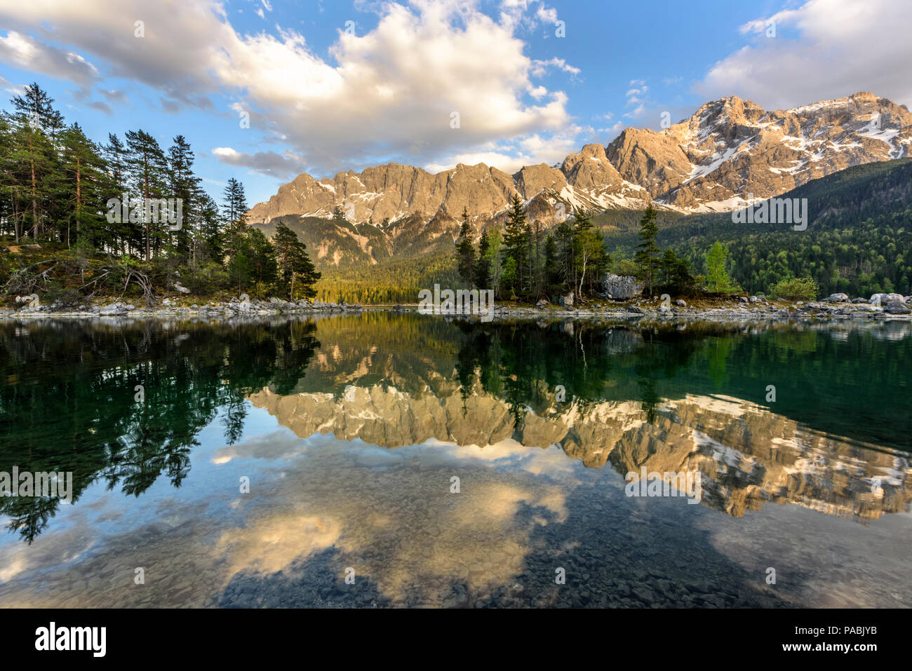La plus haute montagne de l'Allemagne reflète Zugspitze dans l'eau claire du lac, près de l'Eibsee Garmisch-Partenkirchen, Bavière, Allemagne Banque D'Images