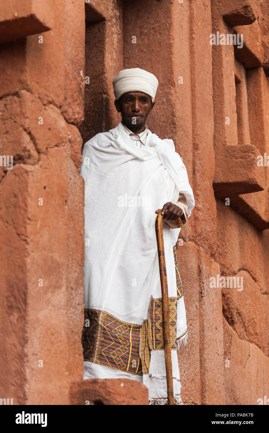 LALIBELA, ÉTHIOPIE - 27 septembre 2011 : l'homme religieux éthiopien non identifiés près de l'église de Lalibela couper la roche. La population en Éthiopie souffrent de Banque D'Images