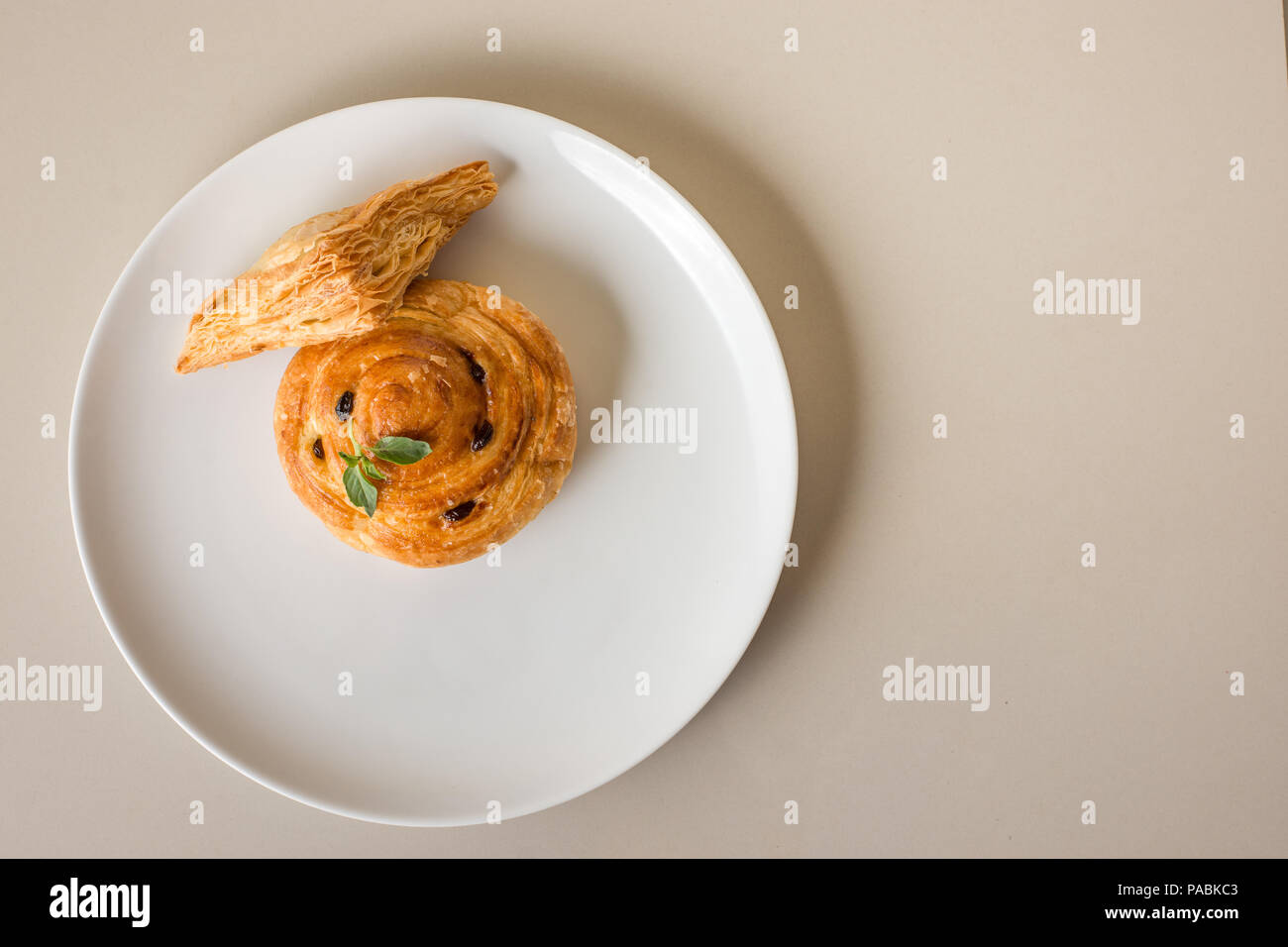 Danois fraîchement cuits sur plaque blanche télévision lay image avec copie espace. Banque D'Images