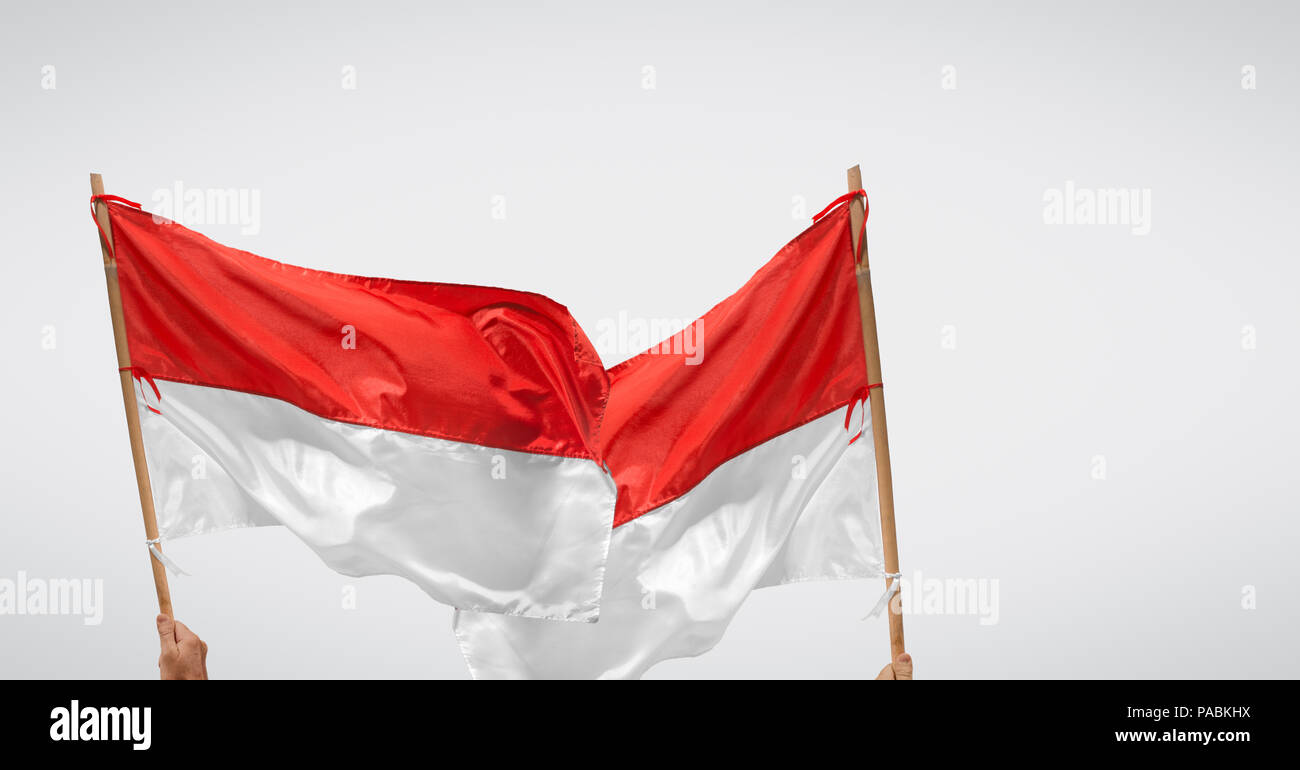 Jour de l'indépendance indonésienne avec deux drapeaux flottant sur l'arrière-plan. Banque D'Images