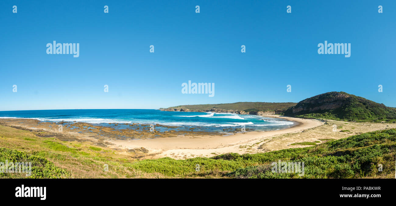 Panorama d'une plage déserte, Catherine Hill Bay, sur la côte centrale de la Nouvelle-Galles du Sud, Australie. Banque D'Images