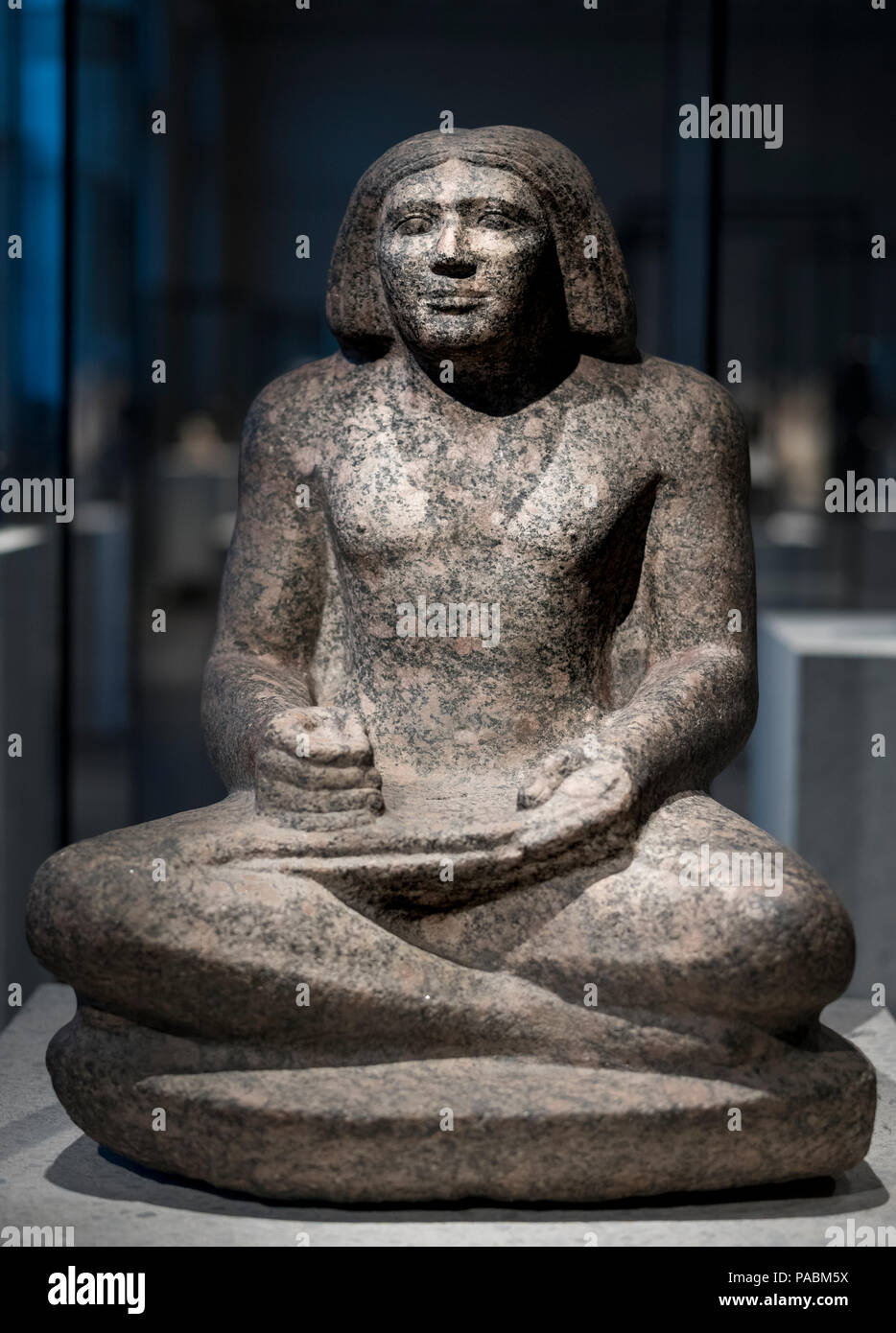 STATUE DE CALCAIRE PEINT ÉGYPTIEN DE L'INSPECTEUR DES SCRIBES SEKHEMKA (24-23th C BCE) Neues Museum MUSEUM ISLAND BERLIN ALLEMAGNE Banque D'Images