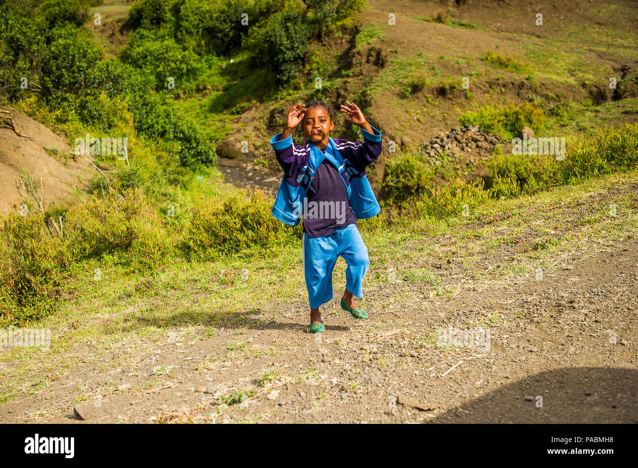 OMO, ETHIOPIE - le 21 septembre 2011 : garçon éthiopien non identifiés s'exécute. La population en Éthiopie souffrent de la pauvreté en raison de la situation instable Banque D'Images