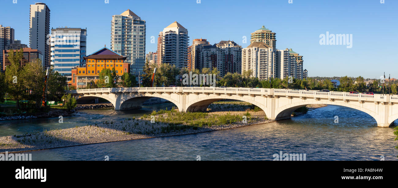 Pont sur la rivière Bow, au cours d'un lever du soleil d'été dynamique. Prises à Calgary, Alberta, Canada. Banque D'Images