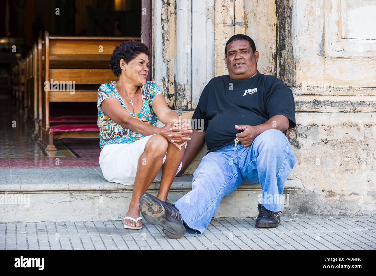 MANAGUA, NICARAGUA - JAN 6, 2012 : l'homme et la femme nicaraguayenne non identifiés dans le portique. 69  % des personnes appartiennent à Nicaranguan le groupe ethnique Mestizo Banque D'Images
