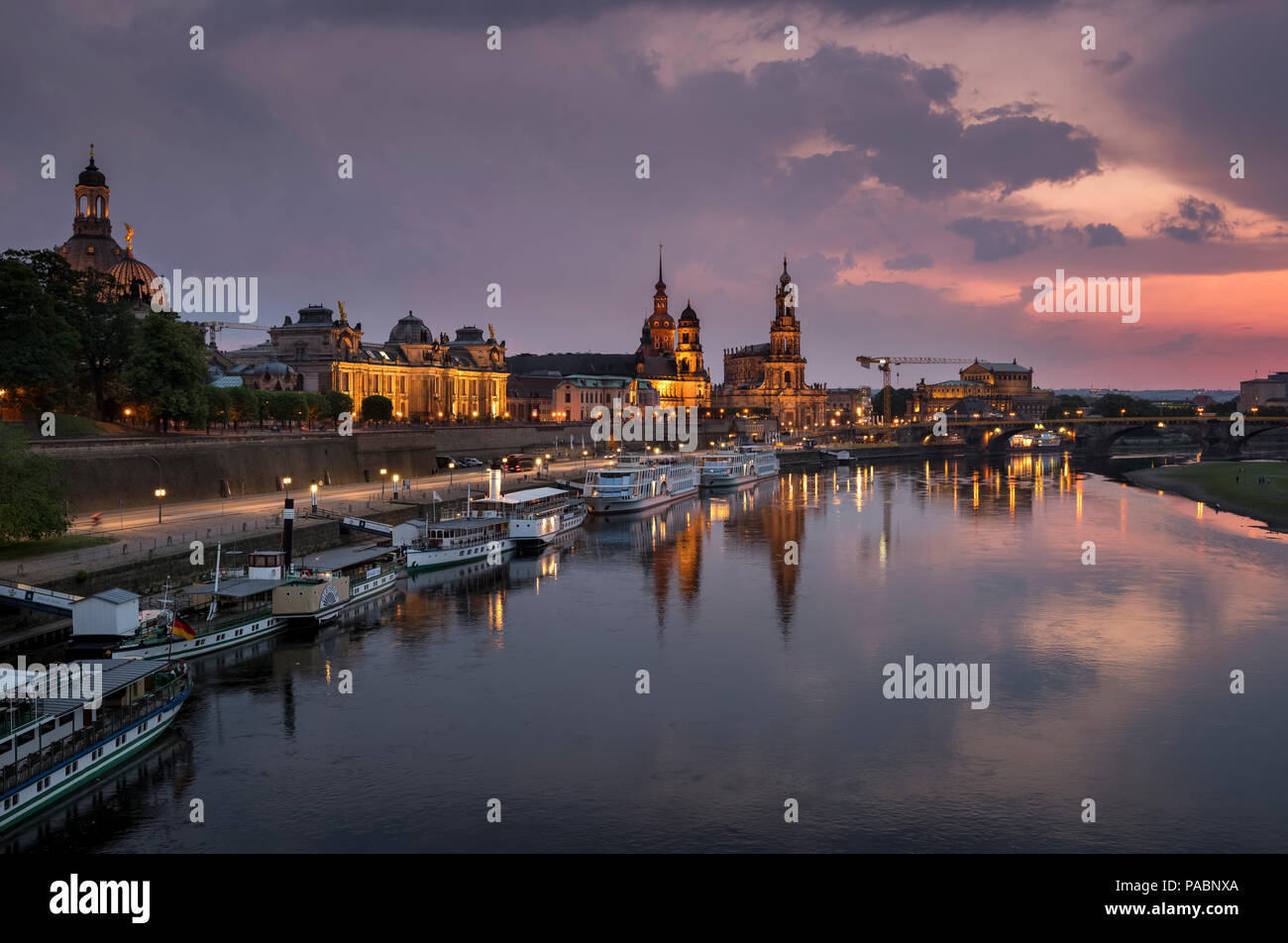 La Frauenkirche, le Palais Royal, la cathédrale, l'Opéra Semper, AUGUSTUSBRUCKE & ELBE DRESDEN ALLEMAGNE Banque D'Images