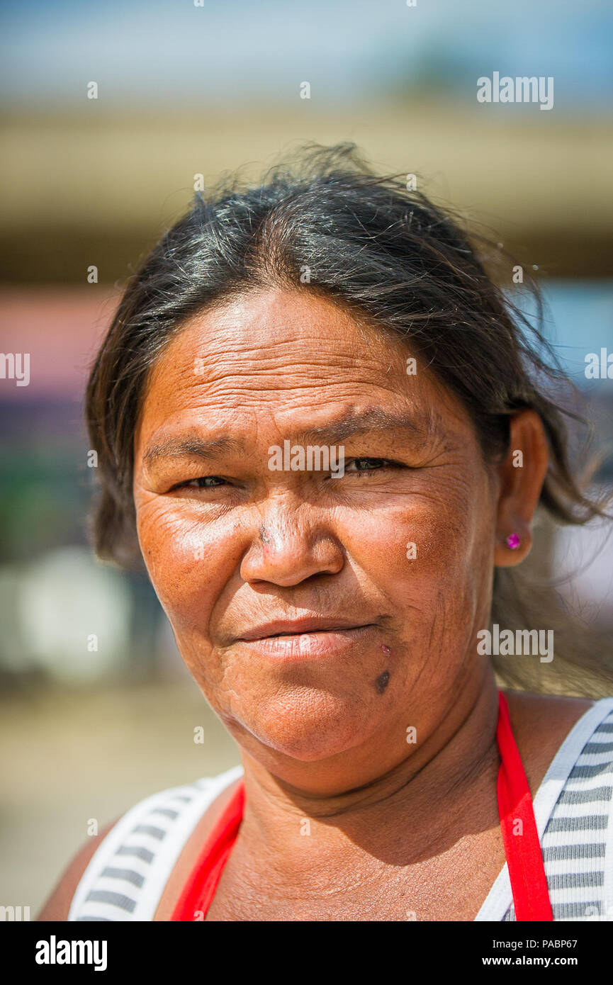 SAN JOSE, COSTA RICA - JAN 6, 2012 : Costa Rica non identifié femme essaie de sourire. 65,8 % de personnes appartiennent à la White (Castizo) gr ethniques Banque D'Images