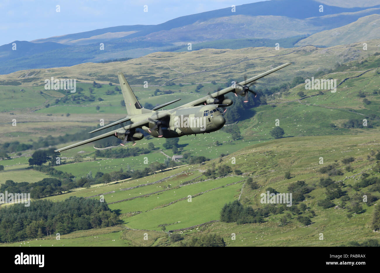 RAF C-130J Hercules ZH869, sur un vol d'entraînement à basse altitude dans l'ouest du pays de Galles, Royaume-Uni. Banque D'Images