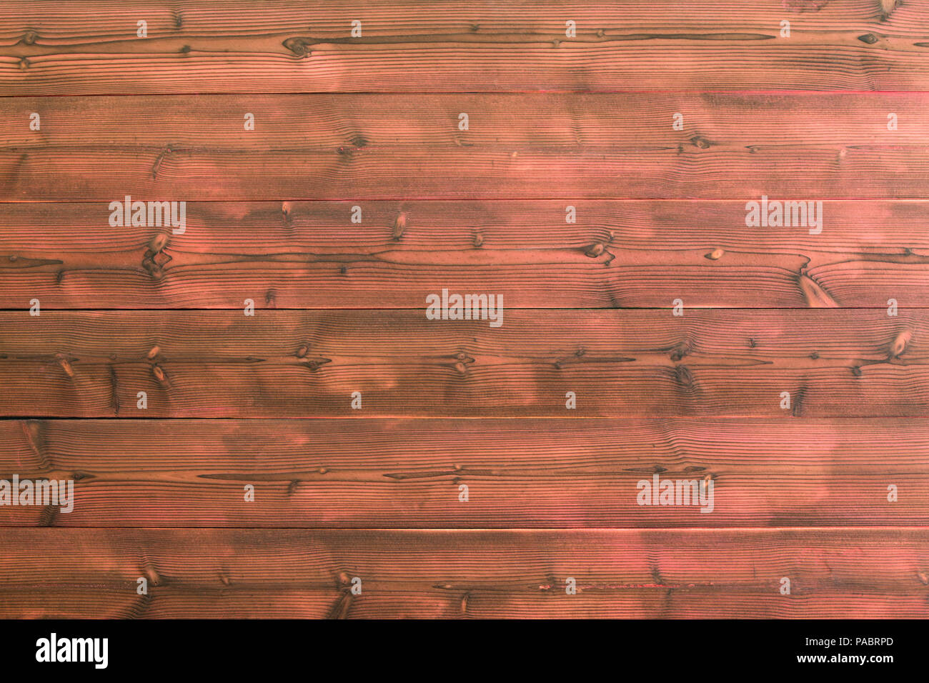 Planche en bois rouge wall background avec noeuds visibles en bois et des marques noires le long du grain. Copie comprend l'espace. Banque D'Images