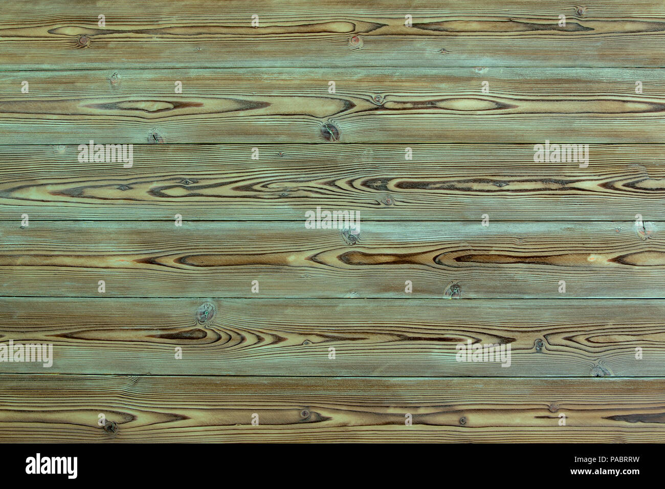 Bois de pin vieilli fond avec les restes de peinture ou de teinture bleu turquoise et un motif de décoration en bois dans une vue plein cadre Banque D'Images