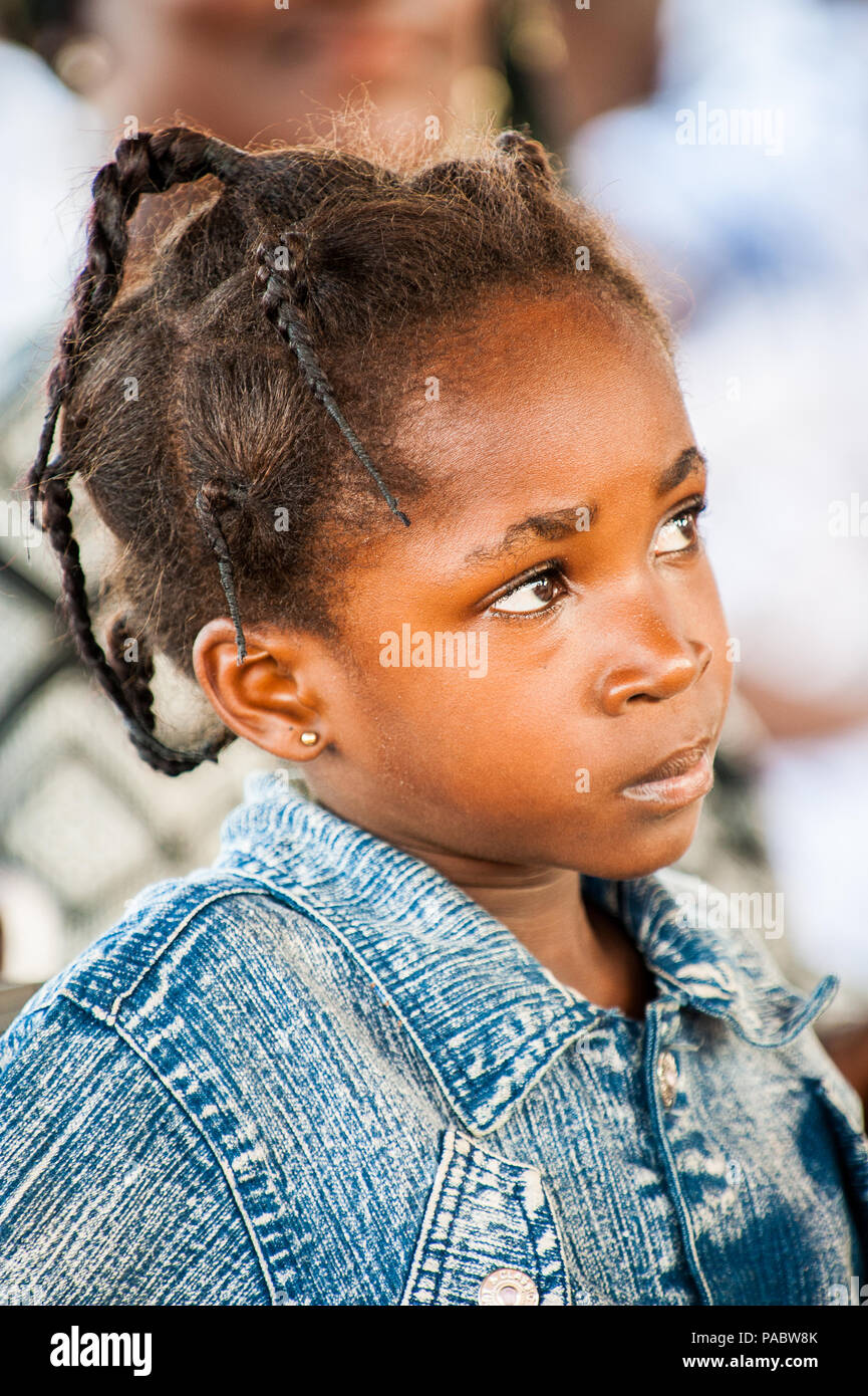 ACCRA, GHANA - mars 4, 2012 : belle fille ghanéenne non identifiés dans la rue portrait au Ghana. Les gens souffrent de la pauvreté du Ghana en raison de l'unsta Banque D'Images
