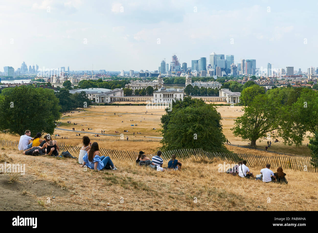 Les touristes sur la colline dans le parc de Greenwich, London UK, surplombant la ville, au cours de la canicule de 2018 Banque D'Images