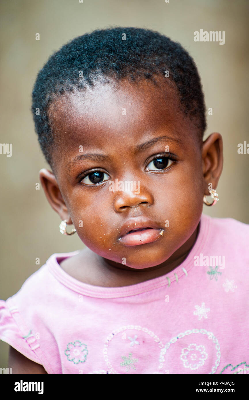 ACCRA, GHANA - mars 4, 2012 : belle fille ghanéenne non identifiés avec boucles dans la rue au Ghana. Les enfants souffrent de la pauvreté du Ghana en raison de la Banque D'Images