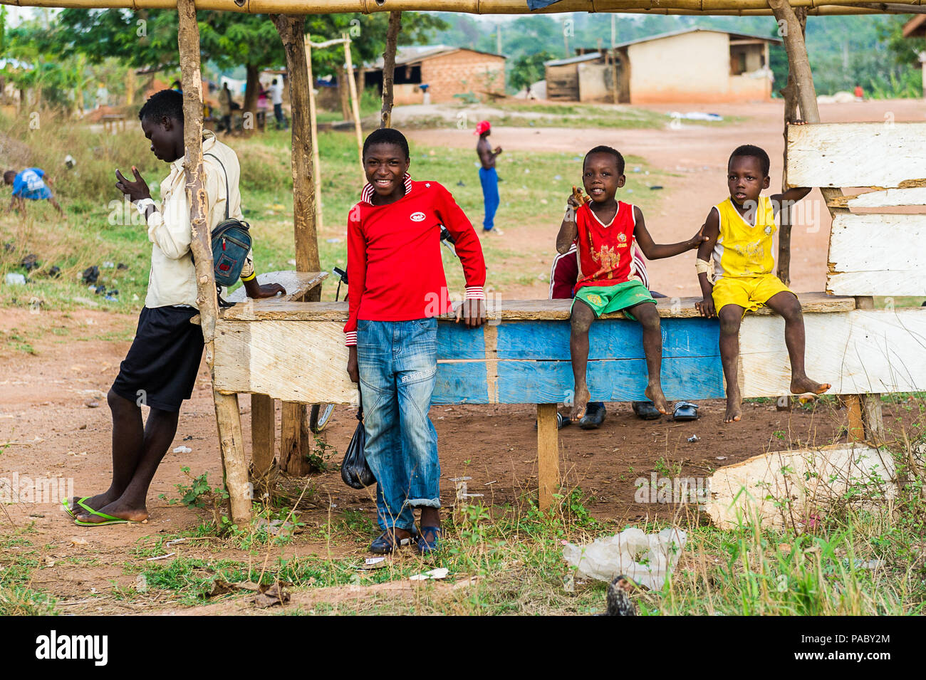 ACCRA, GHANA - mars 4, 2012 : des enfants ghanéens sourire pour la caméra dans la rue au Ghana. Les gens souffrent de la pauvreté du Ghana en raison de la Banque D'Images