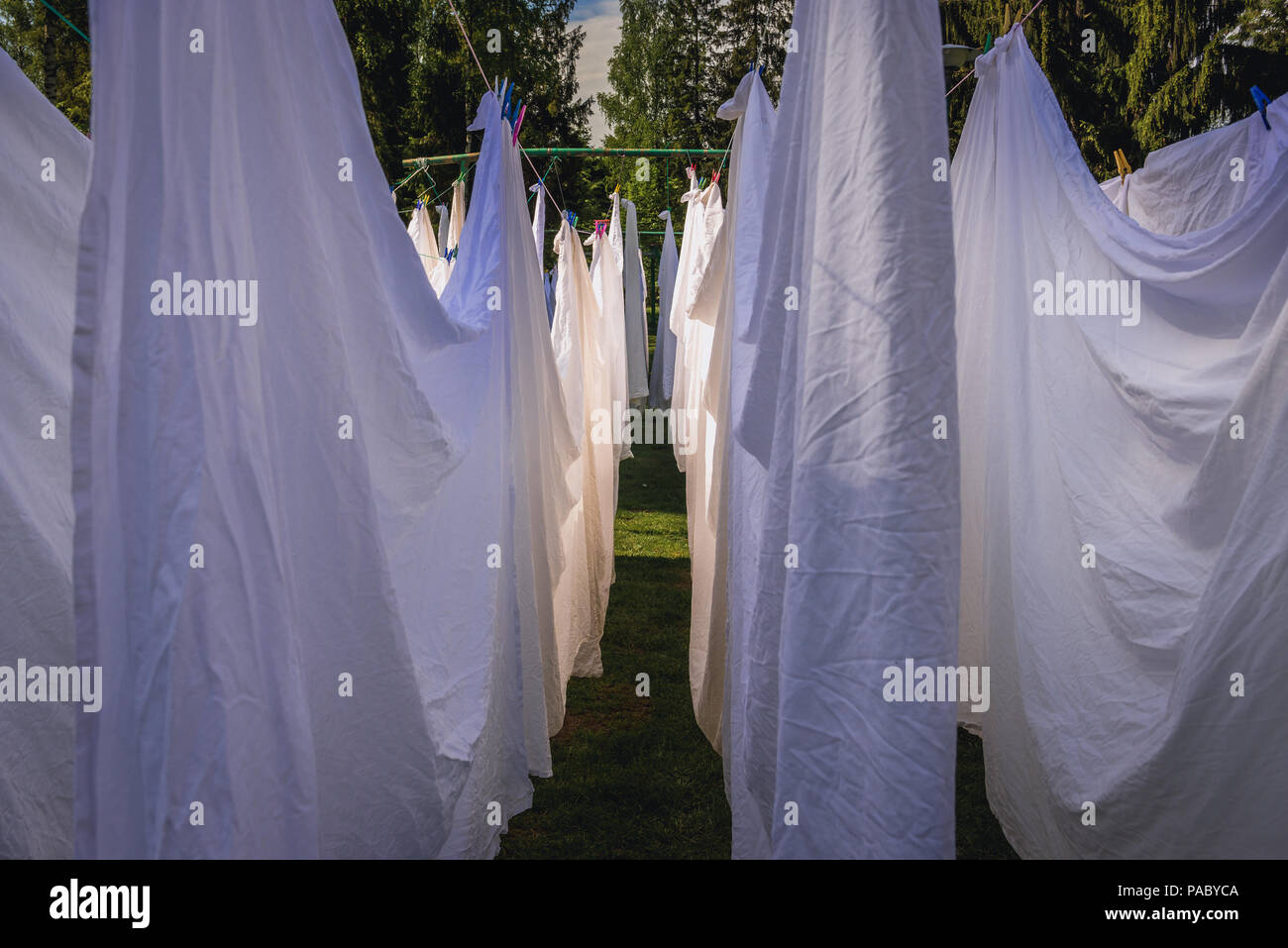 Le linge de lit blanc à gauche pour le séchage dans jardin Banque D'Images