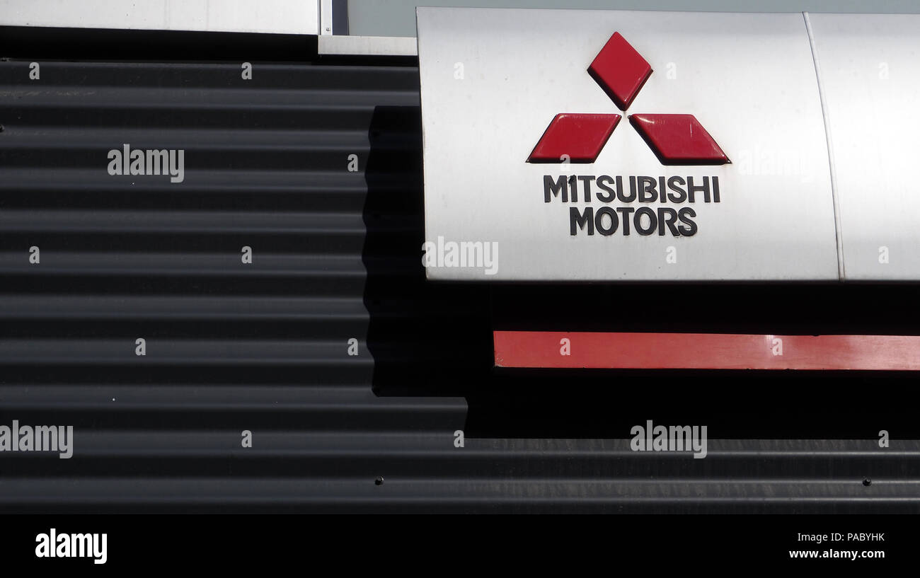 Kiev, Ukraine - le 12 juillet 2018 : logo < Mitsubishi. Groupe Mitsubishi est un constructeur automobile japonais qui conçoit, produit, commercialise et distribue des véhicules. Banque D'Images