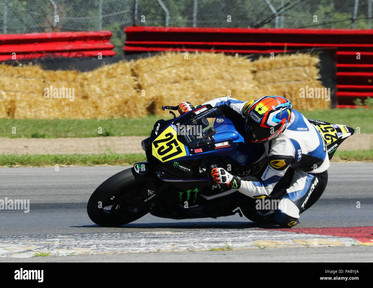 257 moto avec logos dont Shoei, Yamalube, Monster Energy, Tiachi. American Association  Moto Moto Vintage Jours 2018 événement. Motor Photo Stock - Alamy