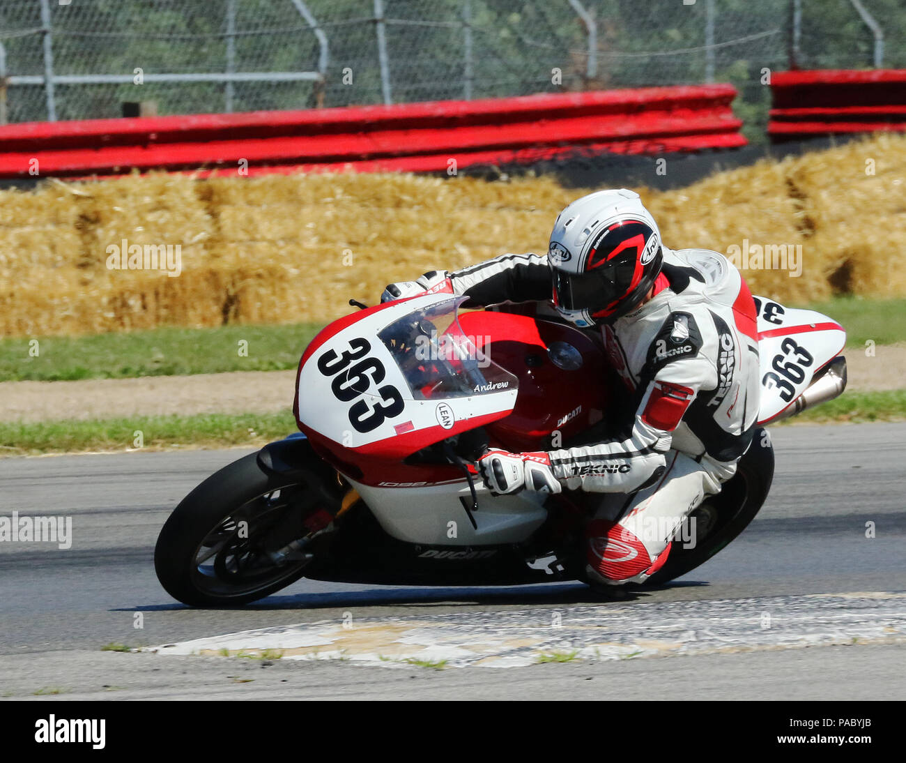 363 moto avec logos y compris Arai, Teknic, maigre, Ducati. American Association Moto Moto Vintage Jours 2018 événement. Les courses de moto Banque D'Images