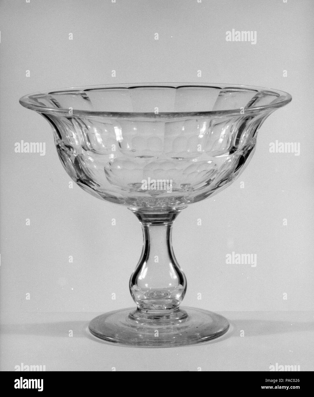 Compote. Culture : L'Américain. Dimensions : H. 8 3/4 in. (22,2 cm) ; Diam. 9 à 5/16. (23,7 cm). Date : ca. 1840. Musée : Metropolitan Museum of Art, New York, USA. Banque D'Images