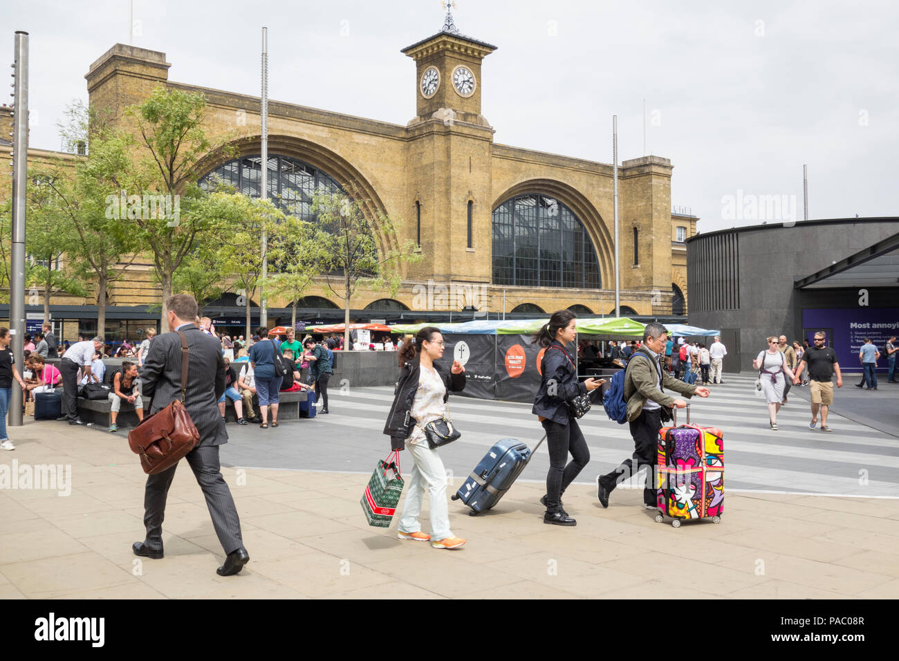 L'extérieur de la gare de King's Cross et le vrai marché alimentaire à King's Cross Square à Londres, Royaume-Uni Banque D'Images