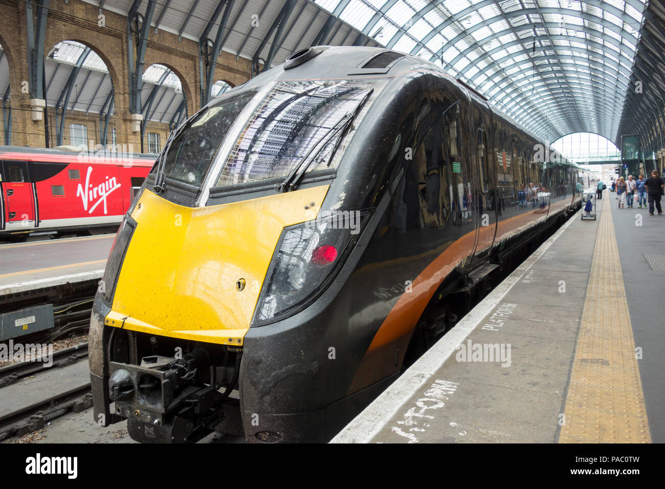 La Grand Central Adelantes arriva la TVH, l'artiste Yorkshire, Ashley Jackson, au King's Cross Station, Banque D'Images