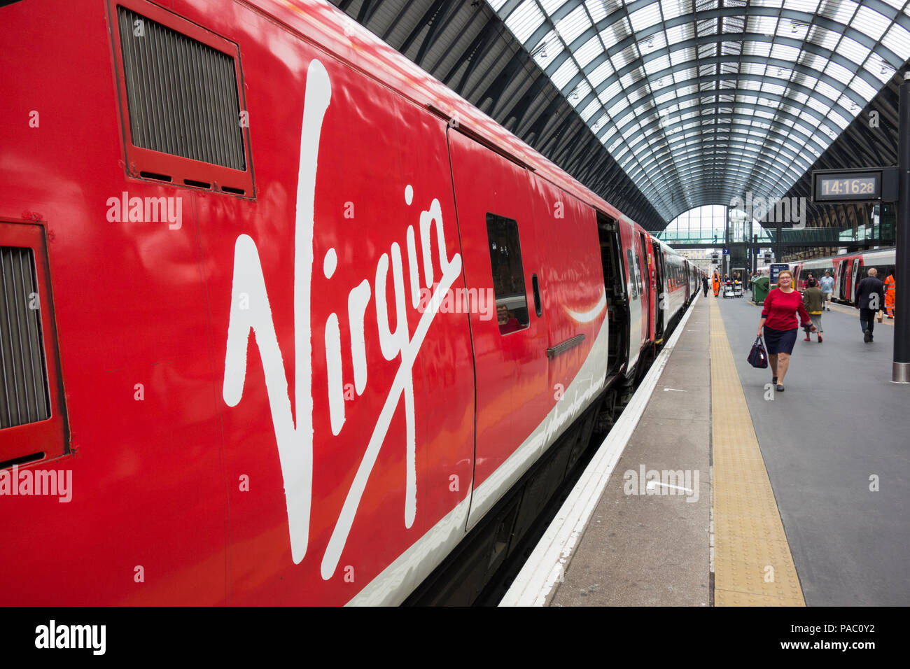 Une Vierge former logo sur le côté d'une locomotive à la gare de Kings Cross, London, UK Banque D'Images