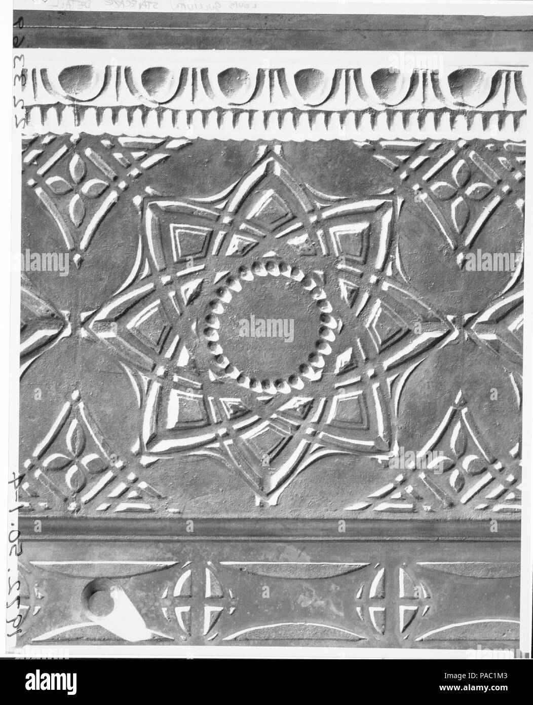 Escalier de la Bourse de Chicago, Chicago. Culture : L'Américain. Dimensions : 144 x 92 x 156 in. (365,8 x 233,7 x 396,2 cm). Bouilloire : Louis Henry Sullivan (Américain, Boston, Massachusetts 1856-1924 Chicago, Illinois) ; Dankmar Adler (Américain, 1844-1900). Date : 1893. Au cours de l'expansion de la construction à la suite de la célèbre incendie de 1871, l'école de Chicago, architectes, dirigé par Sullivan, a inventé un nouveau type de bâtiment : le gratte-ciel. L'un des chefs-d'œuvre de la forme était le Chicago Stock Exchange Building, achevé en 1894. Les escaliers installés ici ont été retirées de l'immeuble lorsqu'il a été d Banque D'Images