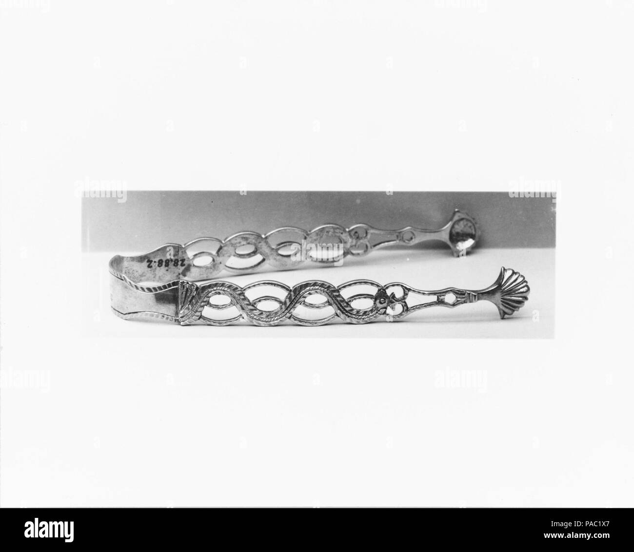 Pince à sucre. Culture : L'Américain. Dimensions : L. 5 1/2 po. (14 cm). Bouilloire : William Grigg (active ca. 1760-96). Date : 1770-1780. Musée : Metropolitan Museum of Art, New York, USA. Banque D'Images