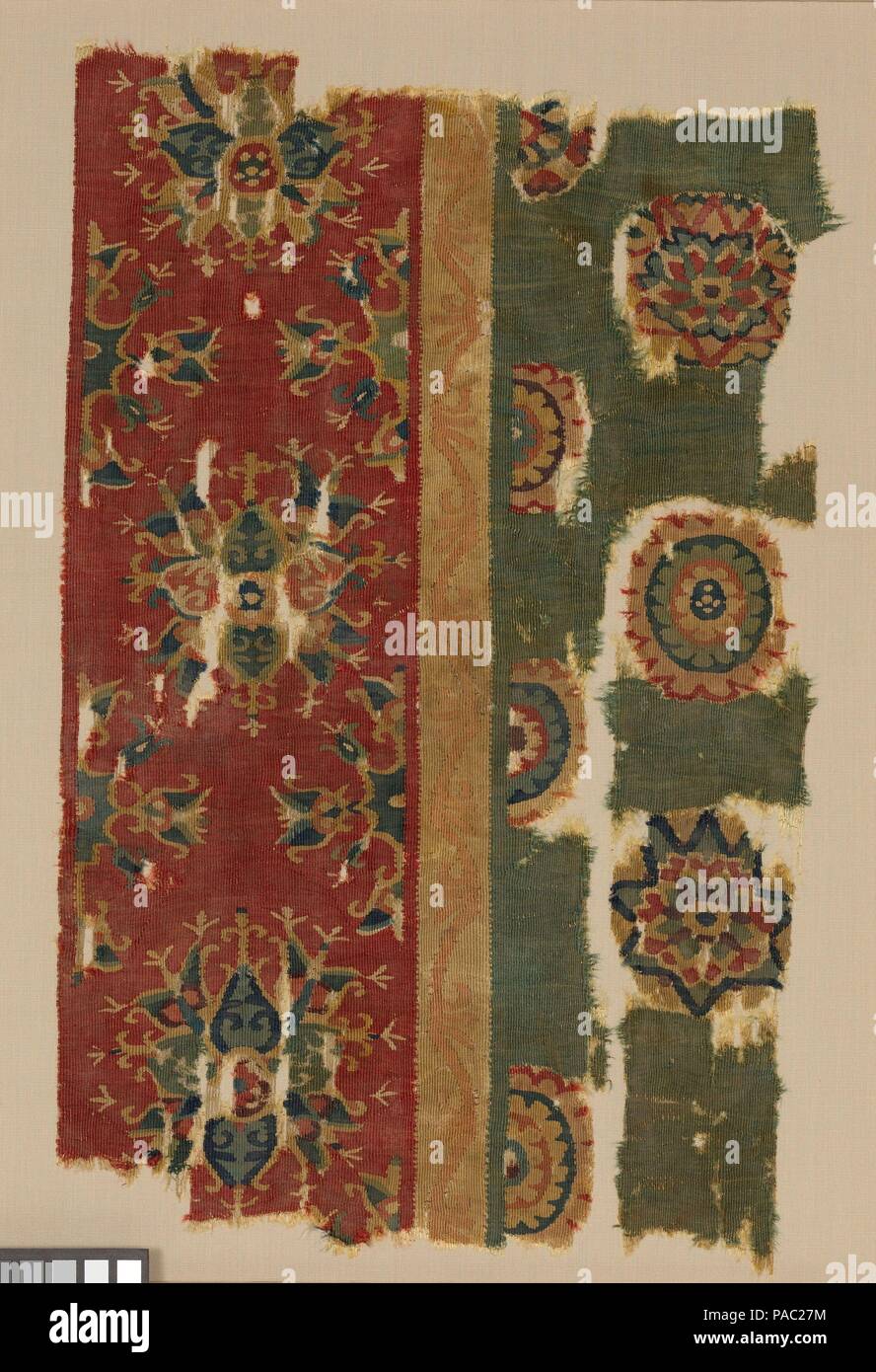 Fragment de tapisserie tissée. Dimensions : Textile : L. 12 in. (30,5 cm) W. 18 3/4 in. (47,6 cm) : Montage L. 23 13/16 in. (60,5 cm) 17 W. 13/16 in. (45,2 cm) D. 7/8 in. (2,2 cm). Date : milieu du viiie siècle. La tendance globale sur cette tapisserie-tissé, peut-être un revêtement de sol, avec quinconce de rosettes, ressemble à textiles représentés sur les reliefs de la roche la fin de sixième- au début de septième siècle monument sassanide à Taq-i Bustan. Sur la base des inscriptions sur deux textiles, ce fragment a été datée au règne du calife Omeyyade Marwan II (r. 744-49). Métro : Musée Banque D'Images